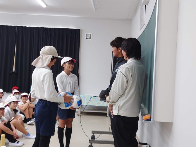 福寿小学校 サッカーボール贈呈